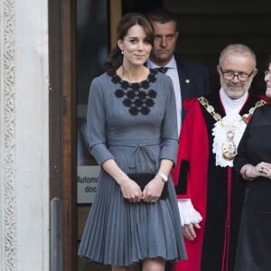 La duchesse Catherine de Cambridge, en robe Orla Kiely, à l'Hôtel de Ville d'Islington, dans le nord de Londres, pour une rencontre avec l'association Chance UK, le 27 octobre 2015.