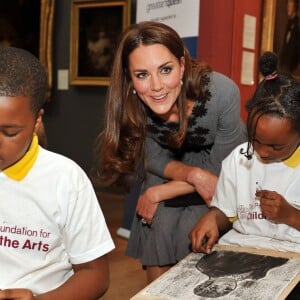 Kate Middleton à la galerie d'art Dulwich à Londres en mars 2012, dans une robe Orla Kiely.