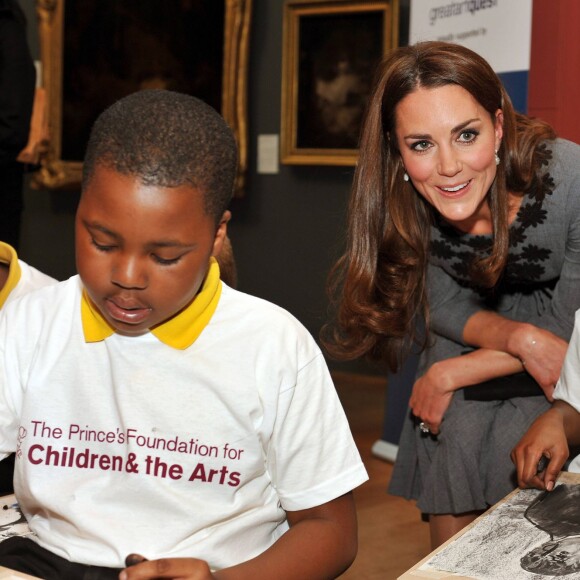 Kate Middleton à la galerie d'art Dulwich à Londres en mars 2012, dans une robe Orla Kiely.