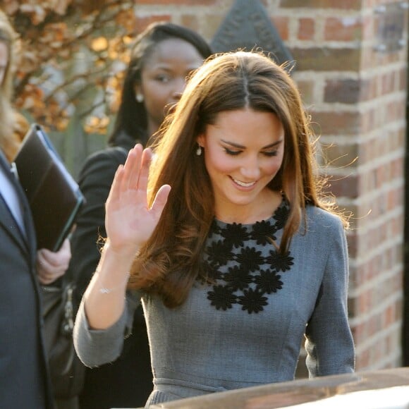 Kate Middleton à la galerie d'art Dulwich à Londres en mars 2012, dans une robe Orla Kiely.