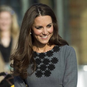 Kate Middleton à la galerie d'art Dulwich à Londres en mars 2012, dans une robe Orla Kiely.