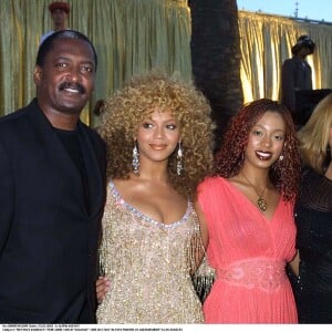 Beyoncé Knowles, son père Mathew et sa soeur Solange ainsi que sa mère Tina à la première du film Austin Powers In Goldmember à Los Angeles, le 23 juillet 2002