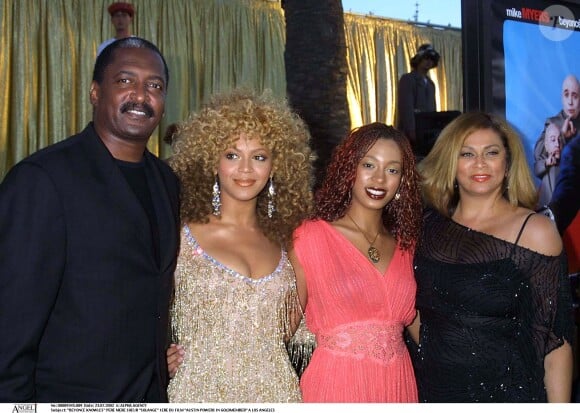 Beyoncé Knowles, son père Mathew et sa soeur Solange ainsi que sa mère Tina à la première du film Austin Powers In Goldmember à Los Angeles, le 23 juillet 2002