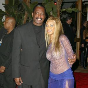 Beyoncé Knowles et son père Mathew à la soirée Sony Music Grammy Party à Hollywoood, le 28 février 2002