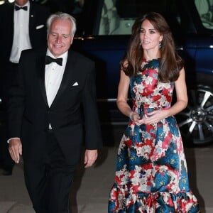 Kate Middleton, la duchesse de Cambridge arrive au dîner de gala "100 Women In Hedge" pour l'association "The Art Room", au Victoria and Albert Museum à Londres, le 27 octobre 2015.