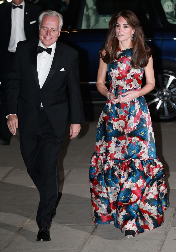 Kate Middleton, la duchesse de Cambridge arrive au dîner de gala "100 Women In Hedge" pour l'association "The Art Room", au Victoria and Albert Museum à Londres, le 27 octobre 2015.