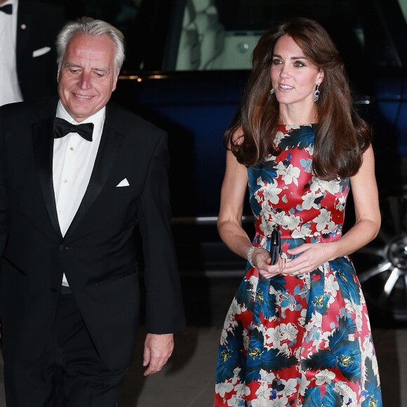 Kate Middleton, la duchesse de Cambridge arrive au dîner de gala "100 Women In Hedge" pour l'association "The Art Room", au Victoria and Albert Museum à Londres, le 27 octobre 2015.