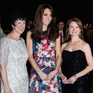 Kate Middleton, la duchesse de Cambridge pose avec Amanda Pullinger (CEO de la fondation "100 Women In Hedge") et Mimi Drake (directrice de la fondation "100 Women In Hedge") lors de son arrivée au dîner de gala de la fondation "100 Women In Hedge" pour l'association "The Art Room" (dont elle est la marraine), au Victoria and Albert Museum à Londres, le 27 octobre 2015.