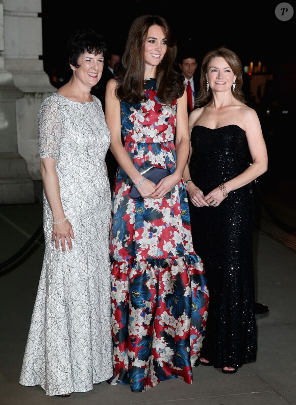 Kate Middleton, la duchesse de Cambridge pose avec Amanda Pullinger (CEO de la fondation "100 Women In Hedge") et Mimi Drake (directrice de la fondation "100 Women In Hedge") lors de son arrivée au dîner de gala de la fondation "100 Women In Hedge" pour l'association "The Art Room" (dont elle est la marraine), au Victoria and Albert Museum à Londres, le 27 octobre 2015.