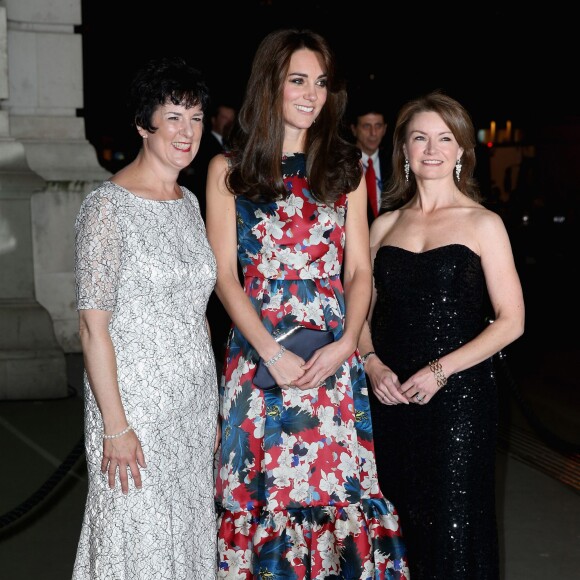 Kate Middleton, la duchesse de Cambridge pose avec Amanda Pullinger (CEO de la fondation "100 Women In Hedge") et Mimi Drake (directrice de la fondation "100 Women In Hedge") lors de son arrivée au dîner de gala de la fondation "100 Women In Hedge" pour l'association "The Art Room" (dont elle est la marraine), au Victoria and Albert Museum à Londres, le 27 octobre 2015.