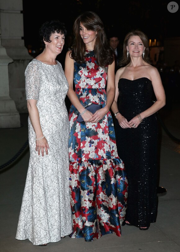 Kate Middleton, la duchesse de Cambridge pose avec Amanda Pullinger (CEO de la fondation "100 Women In Hedge") et Mimi Drake (directrice de la fondation "100 Women In Hedge") lors de son arrivée au dîner de gala de la fondation "100 Women In Hedge" pour l'association "The Art Room" (dont elle est la marraine), au Victoria and Albert Museum à Londres, le 27 octobre 2015.