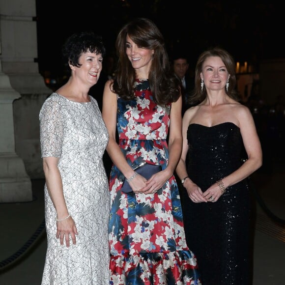 Kate Middleton, la duchesse de Cambridge pose avec Amanda Pullinger (CEO de la fondation "100 Women In Hedge") et Mimi Drake (directrice de la fondation "100 Women In Hedge") lors de son arrivée au dîner de gala de la fondation "100 Women In Hedge" pour l'association "The Art Room" (dont elle est la marraine), au Victoria and Albert Museum à Londres, le 27 octobre 2015.