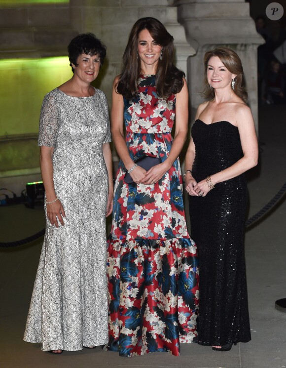 Kate Middleton, la duchesse de Cambridge pose avec Amanda Pullinger (CEO de la fondation "100 Women In Hedge") et Mimi Drake (directrice de la fondation "100 Women In Hedge") lors de son arrivée au dîner de gala de la fondation "100 Women In Hedge" pour l'association "The Art Room" (dont elle est la marraine), au Victoria and Albert Museum à Londres, le 27 octobre 2015.