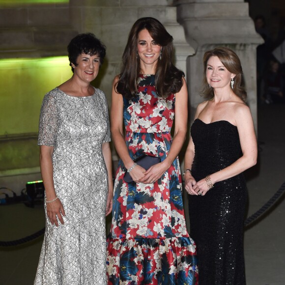 Kate Middleton, la duchesse de Cambridge pose avec Amanda Pullinger (CEO de la fondation "100 Women In Hedge") et Mimi Drake (directrice de la fondation "100 Women In Hedge") lors de son arrivée au dîner de gala de la fondation "100 Women In Hedge" pour l'association "The Art Room" (dont elle est la marraine), au Victoria and Albert Museum à Londres, le 27 octobre 2015.