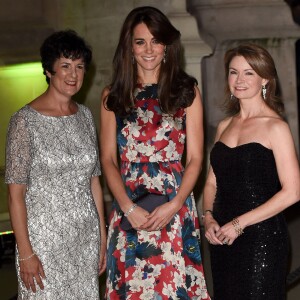 Kate Middleton, la duchesse de Cambridge pose avec Amanda Pullinger (CEO de la fondation "100 Women In Hedge") et Mimi Drake (directrice de la fondation "100 Women In Hedge") lors de son arrivée au dîner de gala de la fondation "100 Women In Hedge" pour l'association "The Art Room" (dont elle est la marraine), au Victoria and Albert Museum à Londres, le 27 octobre 2015.