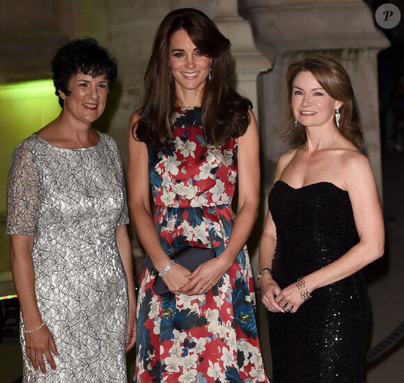 Kate Middleton, la duchesse de Cambridge pose avec Amanda Pullinger (CEO de la fondation "100 Women In Hedge") et Mimi Drake (directrice de la fondation "100 Women In Hedge") lors de son arrivée au dîner de gala de la fondation "100 Women In Hedge" pour l'association "The Art Room" (dont elle est la marraine), au Victoria and Albert Museum à Londres, le 27 octobre 2015.