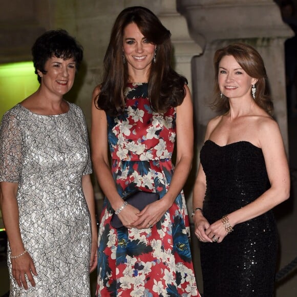 Kate Middleton, la duchesse de Cambridge pose avec Amanda Pullinger (CEO de la fondation "100 Women In Hedge") et Mimi Drake (directrice de la fondation "100 Women In Hedge") lors de son arrivée au dîner de gala de la fondation "100 Women In Hedge" pour l'association "The Art Room" (dont elle est la marraine), au Victoria and Albert Museum à Londres, le 27 octobre 2015.