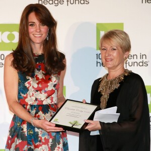 Kate Middleton, la duchesse de Cambridge arrive au dîner de gala "100 Women In Hedge" pour l'association "The Art Room" (dont elle est la marraine), au Victoria and Albert Museum à Londres, le 27 octobre 2015.