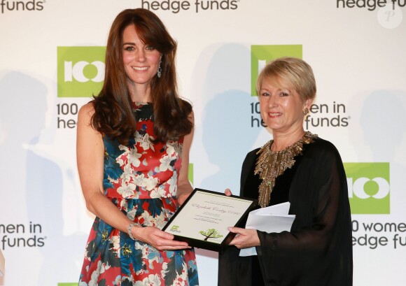 Kate Middleton, la duchesse de Cambridge arrive au dîner de gala "100 Women In Hedge" pour l'association "The Art Room" (dont elle est la marraine), au Victoria and Albert Museum à Londres, le 27 octobre 2015.