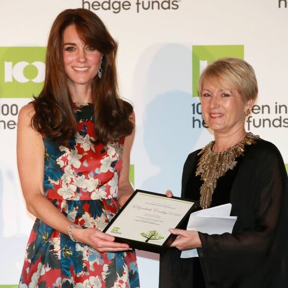 Kate Middleton, la duchesse de Cambridge arrive au dîner de gala "100 Women In Hedge" pour l'association "The Art Room" (dont elle est la marraine), au Victoria and Albert Museum à Londres, le 27 octobre 2015.