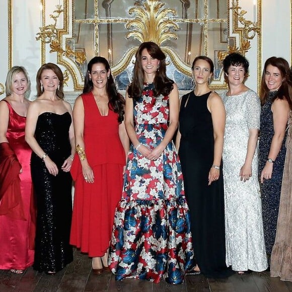 Kate Middleton, la duchesse de Cambridge arrive au dîner de gala "100 Women In Hedge" pour l'association "The Art Room" (dont elle est la marraine), au Victoria and Albert Museum à Londres, le 27 octobre 2015.