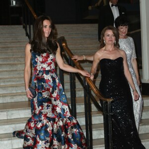 Kate Middleton, la duchesse de Cambridge arrive au dîner de gala "100 Women In Hedge" pour l'association "The Art Room" (dont elle est la marraine), au Victoria and Albert Museum à Londres, le 27 octobre 2015.