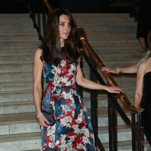 Kate Middleton, la duchesse de Cambridge arrive au dîner de gala "100 Women In Hedge" pour l'association "The Art Room" (dont elle est la marraine), au Victoria and Albert Museum à Londres, le 27 octobre 2015.