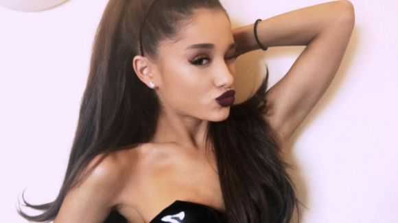 Ariana Grande : Lapine sexy et engagée, en dentelle et latex