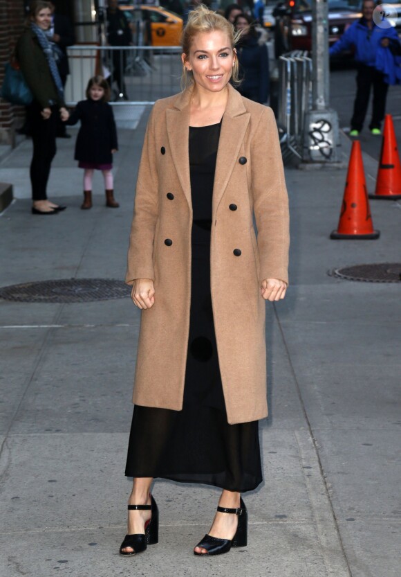 Sienna Miller arrive dans les studios de l'émission "The Late Show with Stephen Colbert" à New York, habillée d'un manteau rag & bone (modèle Faye), d'une robe Roland Mouret (collection croisière 2016) et de chaussures Marc Jacobs. Le 26 octobre 2015.