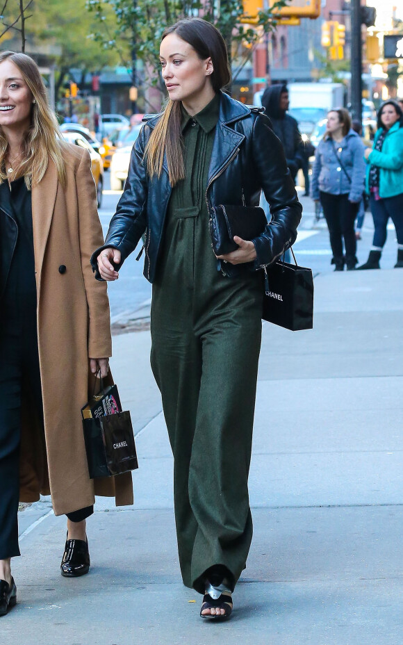 Olivia Wilde de sortie à New York, porte un perfecto Balenciaga, d'une combinaison en laine kaki et de sandales Salvatore Ferragamo. Le 26 octobre 2015.