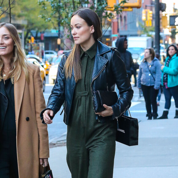 Olivia Wilde de sortie à New York, porte un perfecto Balenciaga, d'une combinaison en laine kaki et de sandales Salvatore Ferragamo. Le 26 octobre 2015.