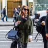 Jessica Alba se rend au restaurant Nobu à New York, habillée d'une parka kaki THE GREAT., d'un pantalon en cuir, d'un sac Max Mara et de chaussures Kurt Geiger (collection Bond & Britton). Le 27 octobre 2015.