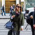 Jessica Alba se rend au restaurant Nobu à New York, habillée d'une parka kaki THE GREAT., d'un pantalon en cuir, d'un sac Max Mara et de chaussures Kurt Geiger (collection Bond &amp; Britton). Le 27 octobre 2015.