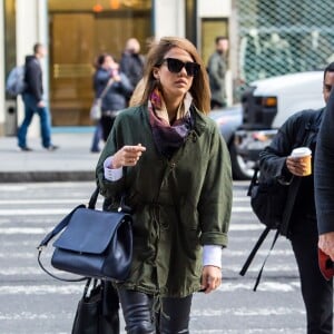 Jessica Alba se rend au restaurant Nobu à New York, habillée d'une parka kaki THE GREAT., d'un pantalon en cuir, d'un sac Max Mara et de chaussures Kurt Geiger (collection Bond & Britton). Le 27 octobre 2015.