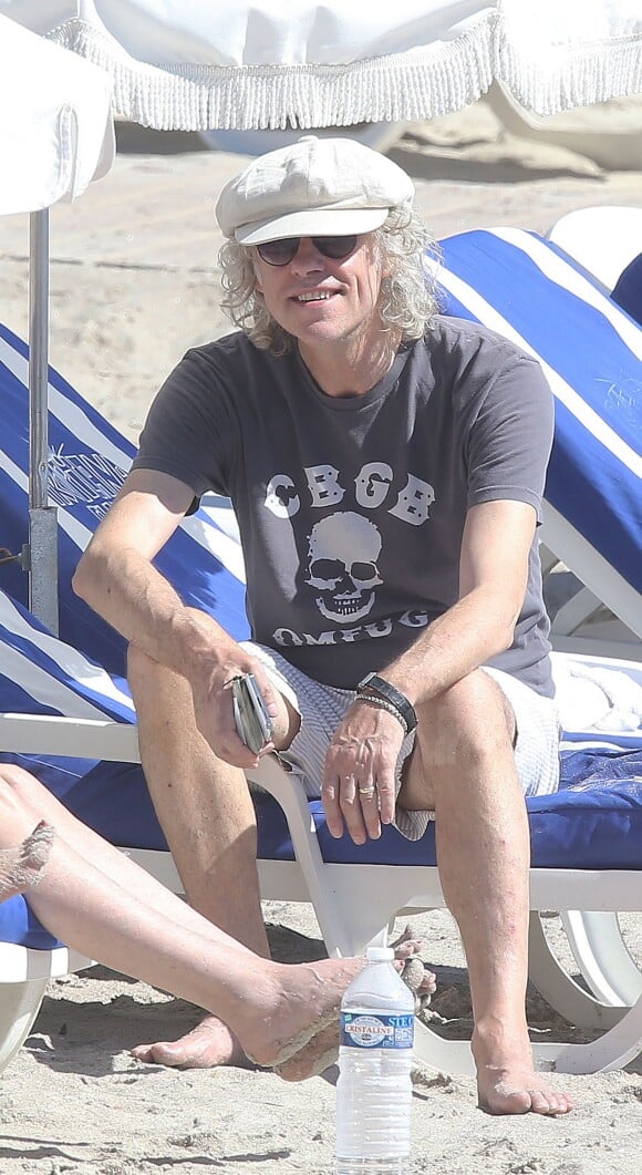 Bob Geldof et ses filles, Pixie Geldoff et son compagnon George Barrett, et Fifi à la plage à Rayol Canadel au lendemain de son mariage avec Jeanne Marine dans le sud de la France - Le 20 septembre 2015