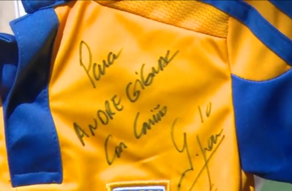 Le nouveau-né s'est vu remettre un maillot dédicacé par André-Pierre Gignac, jeudi 29 octobre 2015, à Monterrey au Mexique.