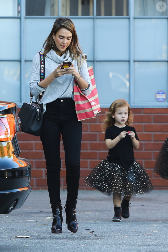 Jessica Alba emmène ses enfants à une fête d'Halloween à Los Angeles, le 30 octobre 2015