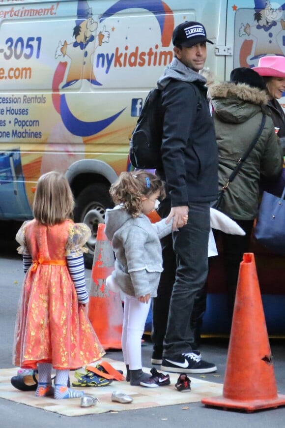 David Schwimmer et sa fille Cleo déguisés pour Halloween à New York, le 31 octobre 2015