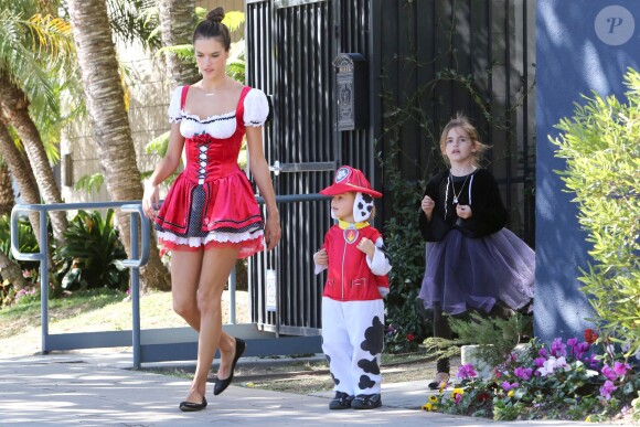 Alessandra Ambrosio et ses enfants déguisés dans les rues de Santa Monica, le 30 octobre 2015