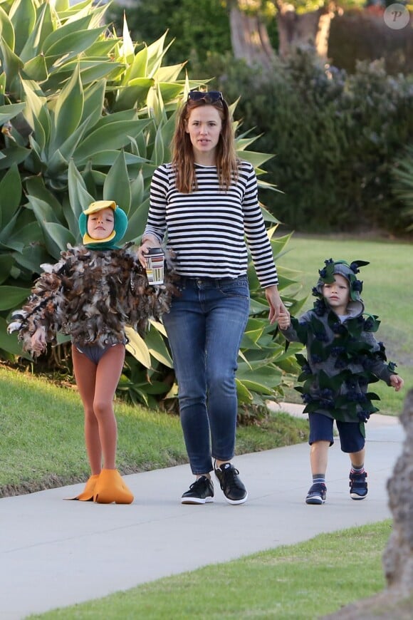 Jennifer Garner et ses enfants Seraphina et Samuel déguisés pour Halloween dans les rues de Brentwood, Los Angeles, le 30 octobre 2015