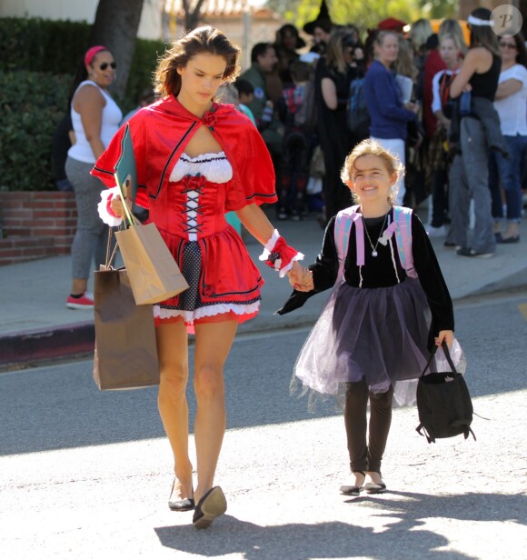 Alessandra Ambrosio et sa fille déguisées dans les rues de Santa Monica, le 30 octobre 2015