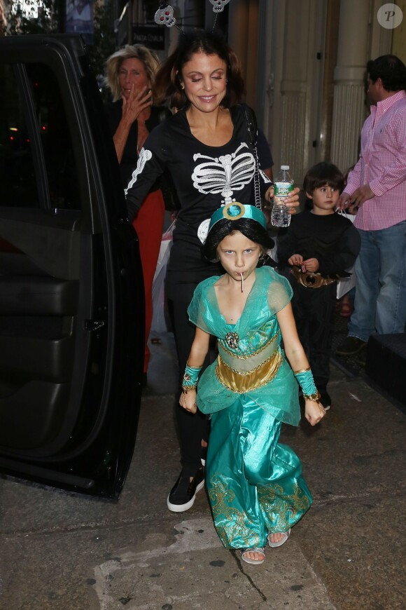 Bethenny Frankel arrive déguisée dans une patisserie pour rejoindre sa fille Bryn Hoppy pour une fête Halloween. New York, le 30 octobre 2015