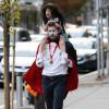 Jason Hoppy, le mari de Bethenny Frankel, et sa fille Bryn, déguisés pour Halloween, se promènent dans les rues de New York. Le 25 octobre 2015