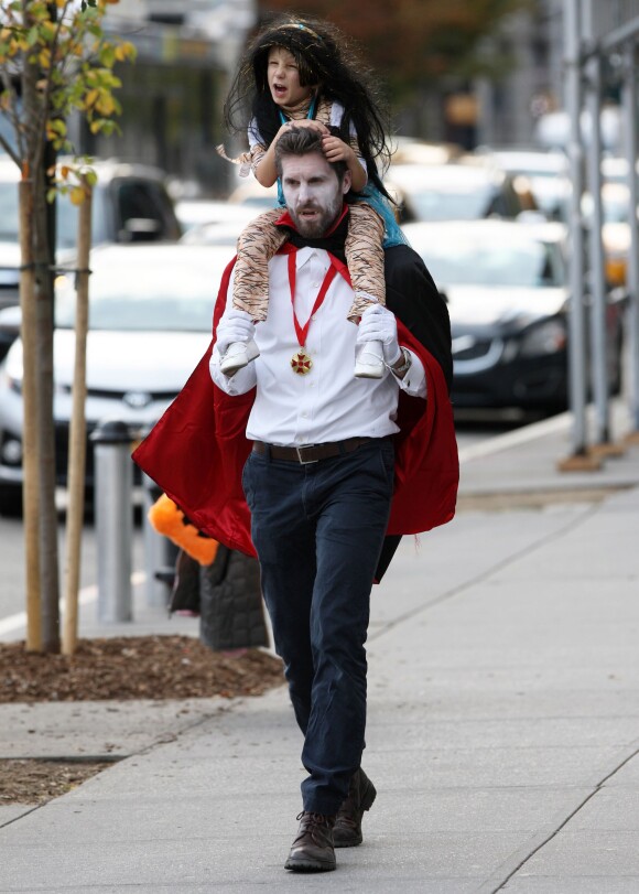 Jason Hoppy, le mari de Bethenny Frankel, et sa fille Bryn, déguisés pour Halloween, se promènent dans les rues de New York. Le 25 octobre 2015