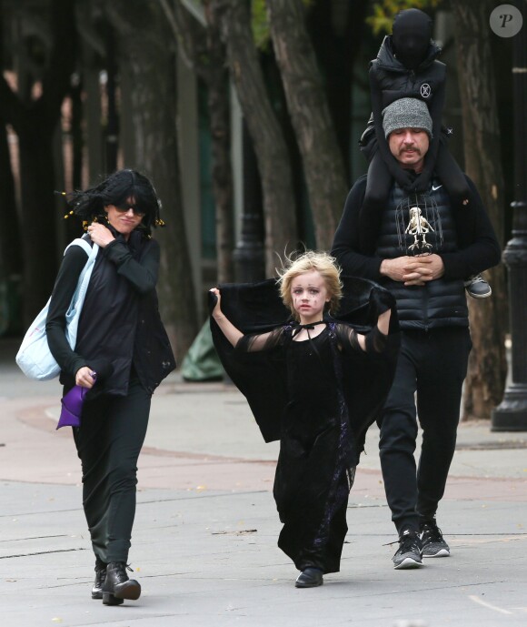 Naomi Watts, son compagnon Liev Schreiber et leurs enfants Samuel et Alexander déguisés pour Halloween lors d'une balade à New York, le 25 octobre 2015.