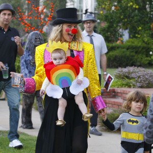 Molly Sims, déguisés pour Halloween, avec ses enfants Brooks et Scarlett dans les rues de Los Angeles, le 31 octobre 2015