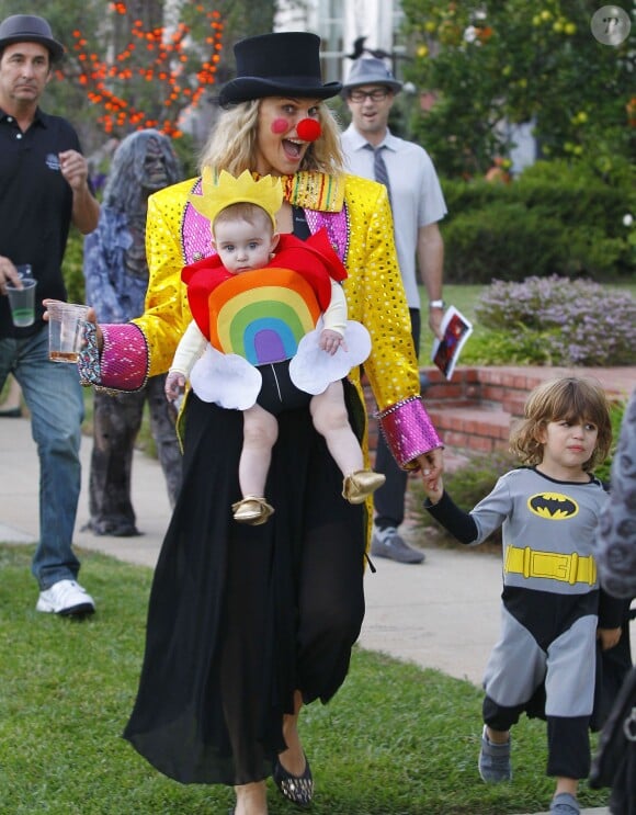 Molly Sims, déguisés pour Halloween, avec ses enfants Brooks et Scarlett dans les rues de Los Angeles, le 31 octobre 2015