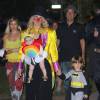Molly Sims, déguisés pour Halloween, avec ses enfants Brooks et Scarlett dans les rues de Los Angeles, le 31 octobre 2015  Please hide children face prior publication Actress Molly Sims takes her children Brooks and Scarlett trick-or-treating around their neighborhood on October 31, 2015 in Los Angeles31/10/2015 - Los Angeles