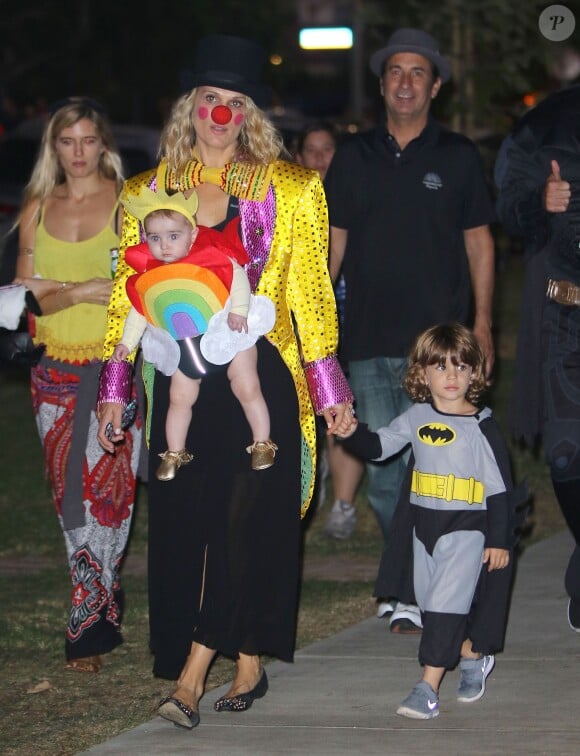 Molly Sims, déguisés pour Halloween, avec ses enfants Brooks et Scarlett dans les rues de Los Angeles, le 31 octobre 2015  Please hide children face prior publication Actress Molly Sims takes her children Brooks and Scarlett trick-or-treating around their neighborhood on October 31, 2015 in Los Angeles31/10/2015 - Los Angeles