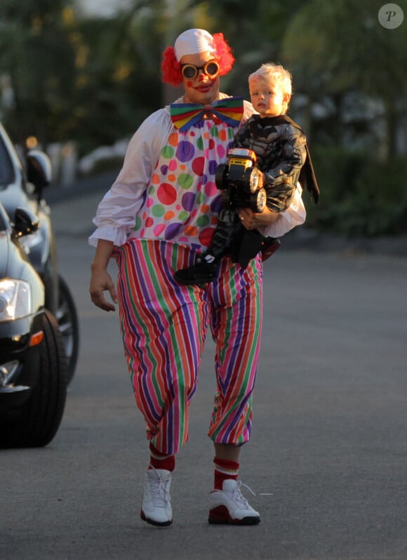 Josh Duhamel, sa femme Fergie et leur fils Axl, déguisés pour Halloween, dans les rues de Brentwood, le 31 octobre 2015